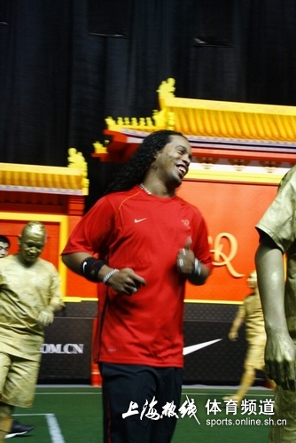 Der brasilianische Fu?ballsuperstar Ronaldinho ist am Donnerstagnachmittag in der südostchinesischen Metropole Shanghai eingetroffen. Kurz nach seiner Ankunft nahm er an einer Kampagne für Fu?ball spielende Kinder teil und betreute pers?nlich 60 überglückliche Kinder.
