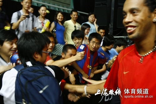 Der brasilianische Fu?ballsuperstar Ronaldinho ist am Donnerstagnachmittag in der südostchinesischen Metropole Shanghai eingetroffen. Kurz nach seiner Ankunft nahm er an einer Kampagne für Fu?ball spielende Kinder teil und betreute pers?nlich 60 überglückliche Kinder.