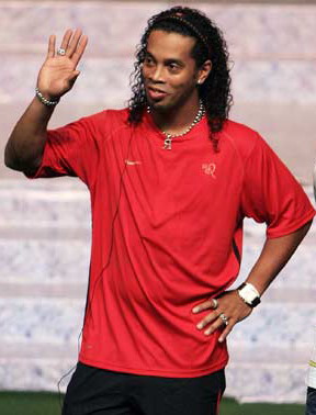 Der brasilianische Fu?ballsuperstar Ronaldinho ist am Donnerstagnachmittag in der südostchinesischen Metropole Shanghai eingetroffen. Kurz nach seiner Ankunft nahm er an einer Kampagne für Fu?ball spielende Kinder teil und betreute pers?nlich 60 überglückliche Kinder.
