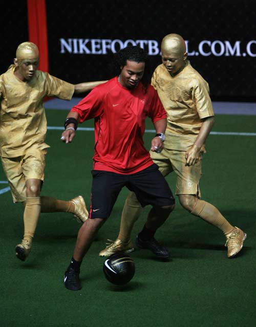Der brasilianische Fu?ballsuperstar Ronaldinho ist am Donnerstagnachmittag in der südostchinesischen Metropole Shanghai eingetroffen. Kurz nach seiner Ankunft nahm er an einer Kampagne für Fu?ball spielende Kinder teil und betreute pers?nlich 60 überglückliche Kinder.
