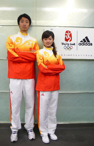 Endlich ist das Geheimnis gelüftet: Bei einer Pressekonferenz hat der deutsche Sportartikelhersteller und wichtiger Olympiasponsor Adidas die Kleidung vorgestellt, welche die chinesischen Sportler bei der Siegerehrung tragen werden.