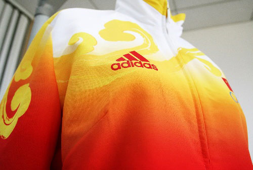 Endlich ist das Geheimnis gelüftet: Bei einer Pressekonferenz hat der deutsche Sportartikelhersteller und wichtiger Olympiasponsor Adidas die Kleidung vorgestellt, welche die chinesischen Sportler bei der Siegerehrung tragen werden.