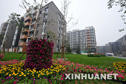 Das Olympia-Dorf in Beijing wurde am Sonntag vorzeitig ge?ffnet. Die Pioniergruppen aus Gro?britannien, Australien und anderen zehn L?ndern werden als erste G?ste des Dorfes hier untergebracht. Das zeigt, dass die Inbetriebnahme des Olympia-Dorfs in Beijing bereits gestartet wurde. Am gleichen Tag wurde das Olympia-Dorf in der Mitaustragungsstadt Qingdao auch ge?ffnet.（2）