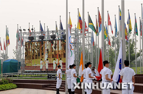 Das Olympia-Dorf in Beijing wurde am Sonntag vorzeitig ge?ffnet. Die Pioniergruppen aus Gro?britannien, Australien und anderen zehn L?ndern werden als erste G?ste des Dorfes hier untergebracht. Das zeigt, dass die Inbetriebnahme des Olympia-Dorfs in Beijing bereits gestartet wurde. Am gleichen Tag wurde das Olympia-Dorf in der Mitaustragungsstadt Qingdao auch ge?ffnet.（3）