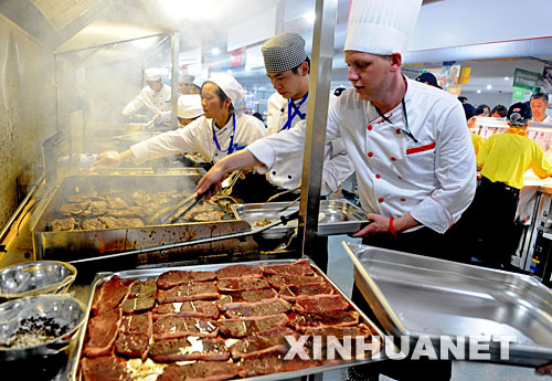 Das Olympia-Dorf in Beijing wurde am Sonntag vorzeitig ge?ffnet. Die Pioniergruppen aus Gro?britannien, Australien und anderen zehn L?ndern werden als erste G?ste des Dorfes hier untergebracht. Das zeigt, dass die Inbetriebnahme des Olympia-Dorfs in Beijing bereits gestartet wurde. Am gleichen Tag wurde das Olympia-Dorf in der Mitaustragungsstadt Qingdao auch ge?ffnet.（4）