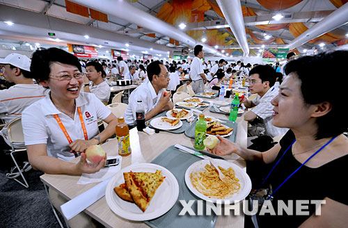 Das Olympia-Dorf in Beijing wurde am Sonntag vorzeitig ge?ffnet. Die Pioniergruppen aus Gro?britannien, Australien und anderen zehn L?ndern werden als erste G?ste des Dorfes hier untergebracht. Das zeigt, dass die Inbetriebnahme des Olympia-Dorfs in Beijing bereits gestartet wurde. Am gleichen Tag wurde das Olympia-Dorf in der Mitaustragungsstadt Qingdao auch ge?ffnet.（5）