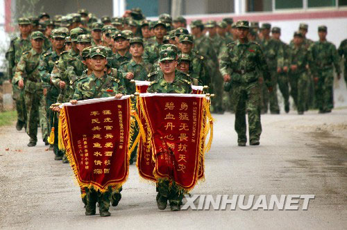 Am Sonntag wurden die für Katastrophehilfe eingesetzten Soldaten der Chinesischen Volksbefreiungsarmee aus dem Katastrophengebiet in Sichuan abgezogen. Die Einheimischen standen auf beiden Seiten der Stra?e, um sich von den Soldaten zu verabschieden.