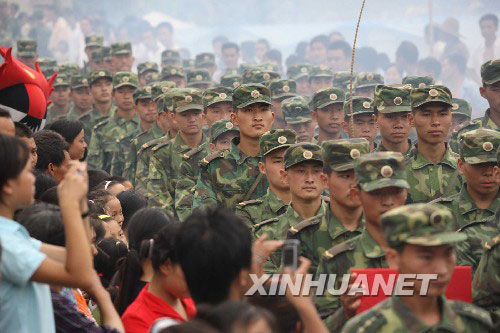 Am Sonntag wurden die für Katastrophehilfe eingesetzten Soldaten der Chinesischen Volksbefreiungsarmee aus dem Katastrophengebiet in Sichuan abgezogen. Die Einheimischen standen auf beiden Seiten der Stra?e, um sich von den Soldaten zu verabschieden.