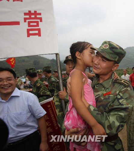 Am Sonntag wurden die für Katastrophehilfe eingesetzten Soldaten der Chinesischen Volksbefreiungsarmee aus dem Katastrophengebiet in Sichuan abgezogen. Die Einheimischen standen auf beiden Seiten der Stra?e, um sich von den Soldaten zu verabschieden.