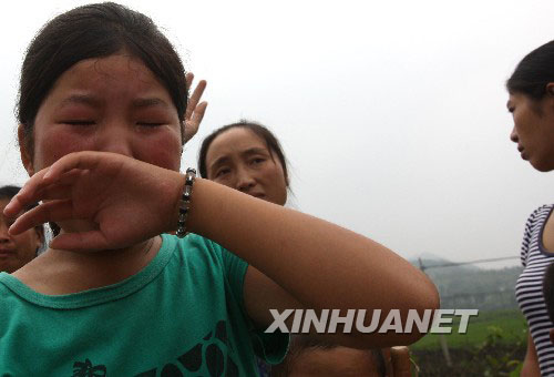 Am Sonntag wurden die für Katastrophehilfe eingesetzten Soldaten der Chinesischen Volksbefreiungsarmee aus dem Katastrophengebiet in Sichuan abgezogen. Die Einheimischen standen auf beiden Seiten der Stra?e, um sich von den Soldaten zu verabschieden.