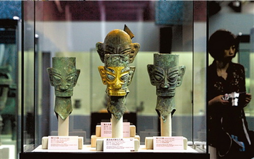 169 Sch?tze, die seit Montag in der Vorausstellung “Chinas Ged?chtnis — Kostbarkeiten der 5000-j?hrigen Kultur“, werden im Hauptstadtmuseum gezeigt. Alle Exponate geh?ren zu den nationalen Kunstsch?tzen und seien aus 55 Museen von 26 Provinzen ausgew?hlt worden. Verbunden mit der Kultursch?tzeschau gebe es auch eine Reihe von Ausstellungen im Hauptstadtmuseum umsonst zu sehen.(2)