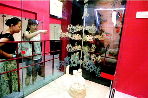 169 Sch?tze, die seit Montag in der Vorausstellung “Chinas Ged?chtnis — Kostbarkeiten der 5000-j?hrigen Kultur“, werden im Hauptstadtmuseum gezeigt. Alle Exponate geh?ren zu den nationalen Kunstsch?tzen und seien aus 55 Museen von 26 Provinzen ausgew?hlt worden. Verbunden mit der Kultursch?tzeschau gebe es auch eine Reihe von Ausstellungen im Hauptstadtmuseum umsonst zu sehen.(3)