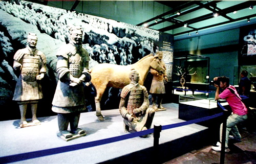 169 Sch?tze, die seit Montag in der Vorausstellung “Chinas Ged?chtnis — Kostbarkeiten der 5000-j?hrigen Kultur“, werden im Hauptstadtmuseum gezeigt. Alle Exponate geh?ren zu den nationalen Kunstsch?tzen und seien aus 55 Museen von 26 Provinzen ausgew?hlt worden. Verbunden mit der Kultursch?tzeschau gebe es auch eine Reihe von Ausstellungen im Hauptstadtmuseum umsonst zu sehen.(1)