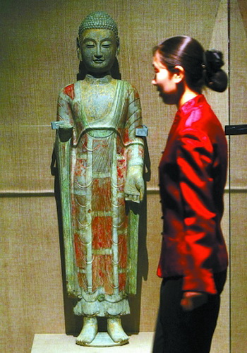 169 Sch?tze, die seit Montag in der Vorausstellung “Chinas Ged?chtnis — Kostbarkeiten der 5000-j?hrigen Kultur“, werden im Hauptstadtmuseum gezeigt. Alle Exponate geh?ren zu den nationalen Kunstsch?tzen und seien aus 55 Museen von 26 Provinzen ausgew?hlt worden. Verbunden mit der Kultursch?tzeschau gebe es auch eine Reihe von Ausstellungen im Hauptstadtmuseum umsonst zu sehen.(7)