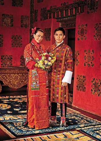 Diesmal ist es kein Film: Der bekannte Hong Konger Schauspieler Tony Leung hat endlich seine langj?hrige Lebensgef?hrtin, die Schauspielerin Carina Lau, geheiratet.(2)