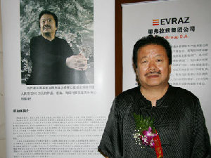 1 Der 65-j?hrige Cui spendete vier Stücke seines Werkes an den 'Model Charity Fund' der Chinesischen Gesellschaft für Sozialarbeiter in Beijing.