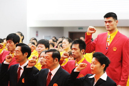 Die chinesische Delegation für die Olympischen Sommerspiele 2008 ist am Freitag in Beijing offiziell bekanntgegeben worden. Auch Staatskommissarin Liu Yandong nahm an der betreffenden Nominierungskonferenz teil. Die chinesische Olympia-Delegation besteht aus 1.099 Personen, 639 davon sind Athleten, die in allen 28 Wettkampfdisziplinen antreten werden. (t)