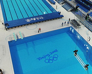 Am Donnerstag wurden das Logo der Beijinger Olympischen Spiele“Beijing 2008” und die fünf Olympischen Ringe am Boden des Schwimmbads für Wasserspringen in dem Wassersportzentrum “Wasserwürfel” angelegt. Damit k?nnen die Sportler beim Wettkampf die Zeichen unter Wasser deutlich sehen.