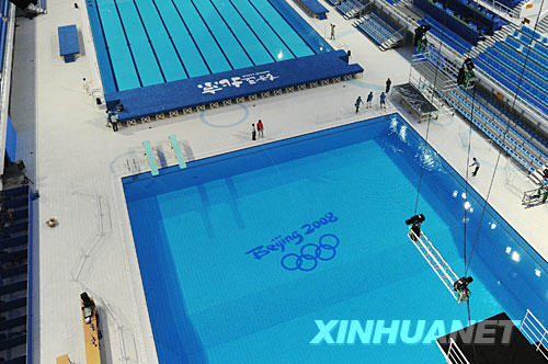 Am Donnerstag wurden das Logo der Beijinger Olympischen Spiele “Beijing 2008” und die fünf Olympischen Ringe am Boden des Schwimmbads für Wasserspringen in dem Wassersportzentrum “Wasserwürfel” angelegt. Damit k?nnen die Sportler beim Wettkampf die Zeichen unter Wasser deutlich sehen.(1)