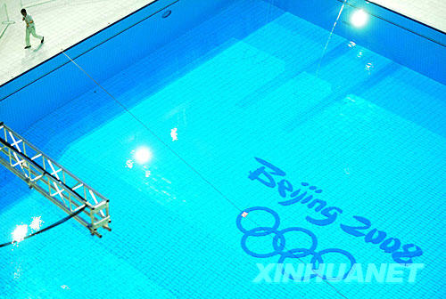 Am Donnerstag wurden das Logo der Beijinger Olympischen Spiele “Beijing 2008” und die fünf Olympischen Ringe am Boden des Schwimmbads für Wasserspringen in dem Wassersportzentrum “Wasserwürfel” angelegt. Damit k?nnen die Sportler beim Wettkampf die Zeichen unter Wasser deutlich sehen.(2)