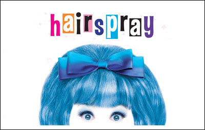 1 Das Grammy-ausgezeichnete Broadway-Musical Hairspray wird vom 25. Juli bis zum 30. August in Beijing aufgeführt. Die Musical-Kom?die dreht sich um ein übergewichtiges M?dchen aus Baltimore, das mit Haarspray gefestigtes Haar tr?gt. Schlie?lich realisiert sie mit gro?en Mühen ihren Traum, T?nzerin zu werden.