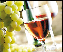2 Ein Boom des Weinkonsums in China führt dazu, dass immer mehr Wein lokal produziert wird. Die chinesischen Weingüter arbeiten hart daran, immer h?heren Ansprüchen gerecht zu werden.
