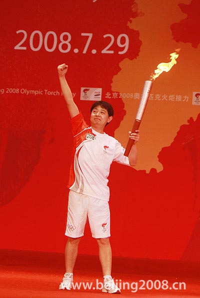 Der Olympische Fackellauf ist am Dienstag in der Stadt Shijiazhuang der Provinz Hebei erfolgreich beendet worden. 