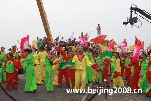 Olympisches Feuer durch Qinhuangdao getragen