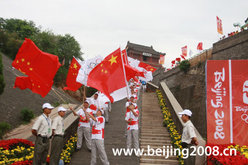 Olympisches Feuer durch Qinhuangdao getragen