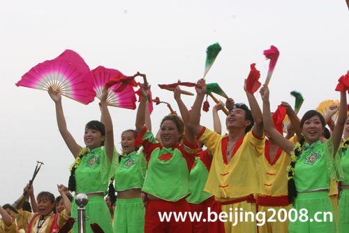Olympisches Feuer durch Qinhuangdao getragen