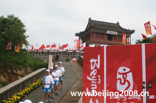 Olympisches Feuer durch Qinhuangdao getragen