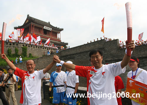Olympisches Feuer durch Qinhuangdao getragen