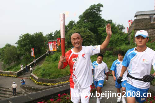 Olympisches Feuer durch Qinhuangdao getragen