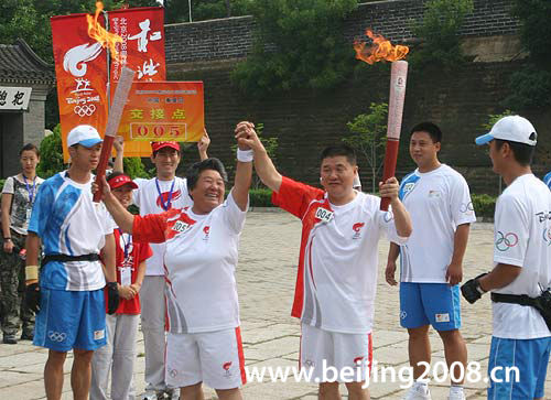 Olympisches Feuer durch Qinhuangdao getragen