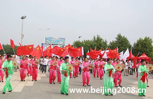 Olympisches Feuer durch Qinhuangdao getragen