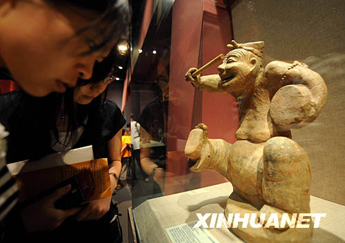 4 Das Beijinger Hauptstadtmuseum zeigt zur Feier der Beijinger Olympischen Spiele mit der bislang umfassendsten Ausstellung zur alten chinesischen Kultur in Beijing wertvollste Relikte aus ganz China, die 5.000 Jahre chinesische Geschichte repr?sentieren.