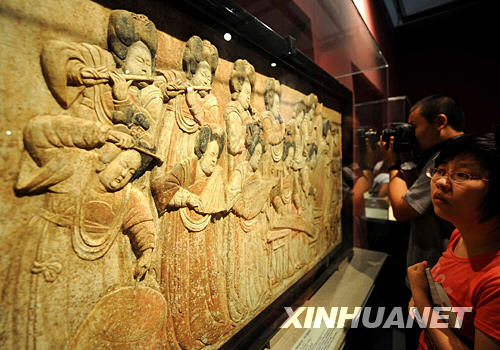 5 Das Beijinger Hauptstadtmuseum zeigt zur Feier der Beijinger Olympischen Spiele mit der bislang umfassendsten Ausstellung zur alten chinesischen Kultur in Beijing wertvollste Relikte aus ganz China, die 5.000 Jahre chinesische Geschichte repr?sentieren.