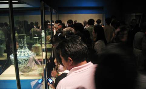 8m Das Beijinger Hauptstadtmuseum zeigt zur Feier der Beijinger Olympischen Spiele mit der bislang umfassendsten Ausstellung zur alten chinesischen Kultur in Beijing wertvollste Relikte aus ganz China, die 5.000 Jahre chinesische Geschichte repr?sentieren.