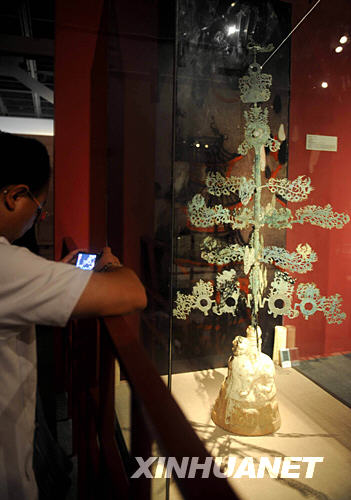 9 Das Beijinger Hauptstadtmuseum zeigt zur Feier der Beijinger Olympischen Spiele mit der bislang umfassendsten Ausstellung zur alten chinesischen Kultur in Beijing wertvollste Relikte aus ganz China, die 5.000 Jahre chinesische Geschichte repr?sentieren.