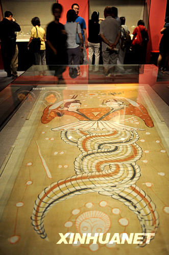 10 Das Beijinger Hauptstadtmuseum zeigt zur Feier der Beijinger Olympischen Spiele mit der bislang umfassendsten Ausstellung zur alten chinesischen Kultur in Beijing wertvollste Relikte aus ganz China, die 5.000 Jahre chinesische Geschichte repr?sentieren.