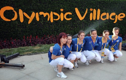 Das olympische Dorf beherbergt w?hrend den Olympischen Spielen in Beijing die Athleten und Sportfunktion?re. Es handelt sich um eine der wichtigsten olympischen St?tten. W?hrend der Olympiade werden 16.000 Personen im Dorf untergebracht sein.（5）