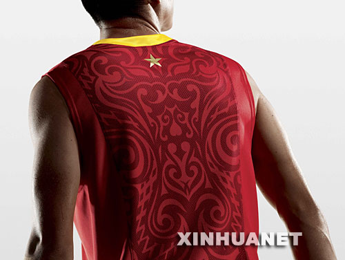 Am Montag wurde die Olympia-Sportkleidung der chinesischen Delegation vorgestellt. Das einzigartige Design verwunderte viele. Kein Wunder: Der Entwurf der Sportbekleidung wurde von den Terrakottenfiguren inspiriert, wie der Designer sagt.(1)