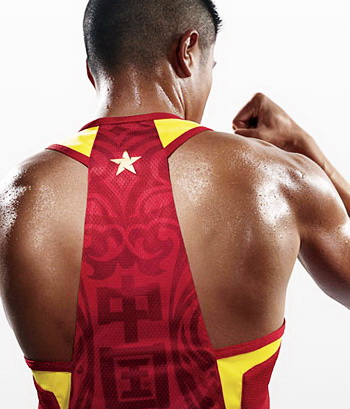 Am Montag wurde die Olympia-Sportkleidung der chinesischen Delegation vorgestellt. Das einzigartige Design verwunderte viele. Kein Wunder: Der Entwurf der Sportbekleidung wurde von den Terrakottenfiguren inspiriert, wie der Designer sagt.(2)