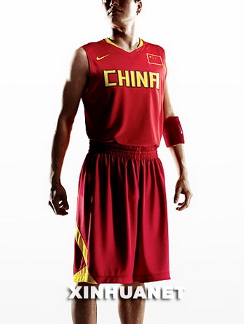 Am Montag wurde die Olympia-Sportkleidung der chinesischen Delegation vorgestellt. Das einzigartige Design verwunderte viele. Kein Wunder: Der Entwurf der Sportbekleidung wurde von den Terrakottenfiguren inspiriert, wie der Designer sagt.(5)