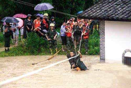 Soldaten evakuierten die in Not geratenen Einheimischen in der Provinz Guangdong, wo der Taifun Fung Wong eingetroffen ist. Soldaten evakuierten die in Not geratenen Einheimischen in der Provinz Guangdong, wo der Taifun Fung Wong eingetroffen ist.