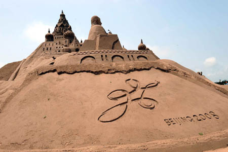Das Foto zeigt eine gro?e Sandskulptur im Internationalen Sandskulpturenpark Haiyang in der ostchinesischen Provinz Shandong. Gro?e Sandskulpturen mit dem Thema der Olympischen Spiele von mehr als 10 chinesischen und internationalen Künstlern sind zur Feier der in Kürze stattfindenden Beijinger Olympischen Spiele in dem Park ausgestellt. 2