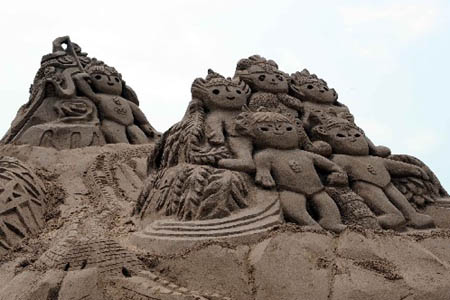 Das Foto zeigt eine gro?e Sandskulptur im Internationalen Sandskulpturenpark Haiyang in der ostchinesischen Provinz Shandong. Gro?e Sandskulpturen mit dem Thema der Olympischen Spiele von mehr als 10 chinesischen und internationalen Künstlern sind zur Feier der in Kürze stattfindenden Beijinger Olympischen Spiele in dem Park ausgestellt. 3