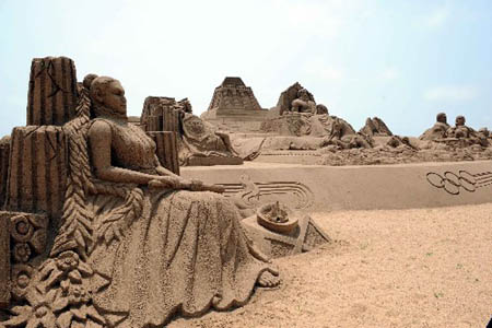 Das Foto zeigt eine gro?e Sandskulptur im Internationalen Sandskulpturenpark Haiyang in der ostchinesischen Provinz Shandong. Gro?e Sandskulpturen mit dem Thema der Olympischen Spiele von mehr als 10 chinesischen und internationalen Künstlern sind zur Feier der in Kürze stattfindenden Beijinger Olympischen Spiele in dem Park ausgestellt. 4