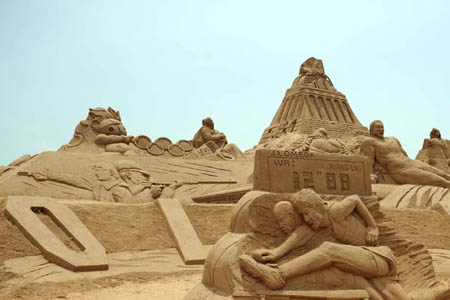 Das Foto zeigt eine gro?e Sandskulptur im Internationalen Sandskulpturenpark Haiyang in der ostchinesischen Provinz Shandong. Gro?e Sandskulpturen mit dem Thema der Olympischen Spiele von mehr als 10 chinesischen und internationalen Künstlern sind zur Feier der in Kürze stattfindenden Beijinger Olympischen Spiele in dem Park ausgestellt. 5