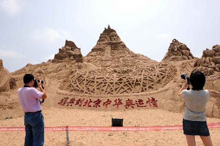 Das Foto zeigt eine gro?e Sandskulptur im Internationalen Sandskulpturenpark Haiyang in der ostchinesischen Provinz Shandong. Gro?e Sandskulpturen mit dem Thema der Olympischen Spiele von mehr als 10 chinesischen und internationalen Künstlern sind zur Feier der in Kürze stattfindenden Beijinger Olympischen Spiele in dem Park ausgestellt. 6